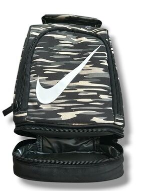 Nike Men’s Camo Insulated Bag with Top
Handle